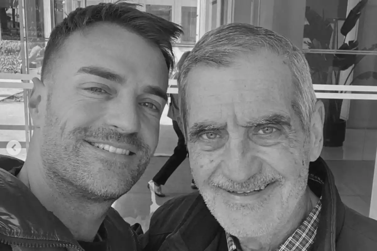 Fotografía en blanco y negro de Miquel Valls sonriendo junto a su padre.