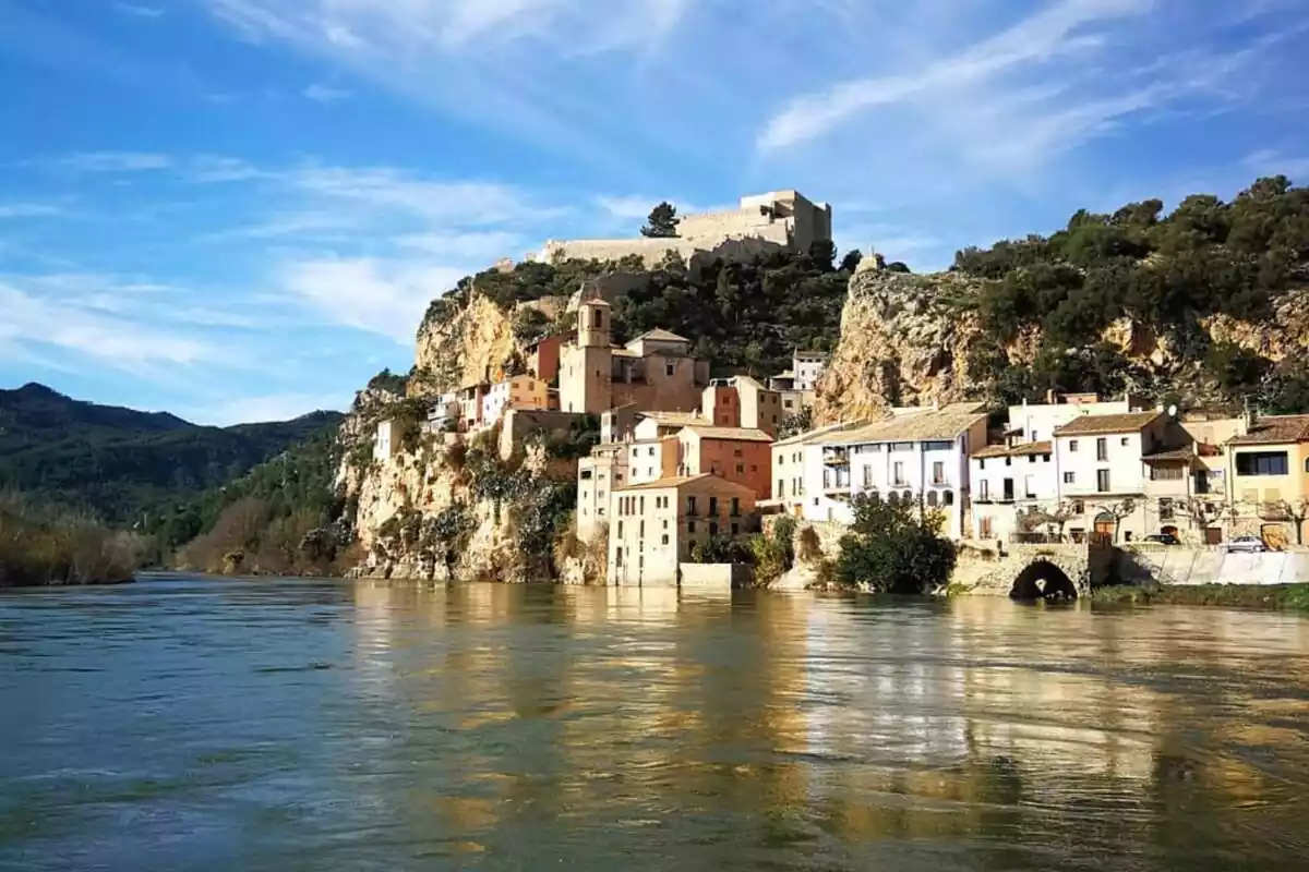 Imagen del pueblo de Miravet, uno de los más bellos de Cataluña