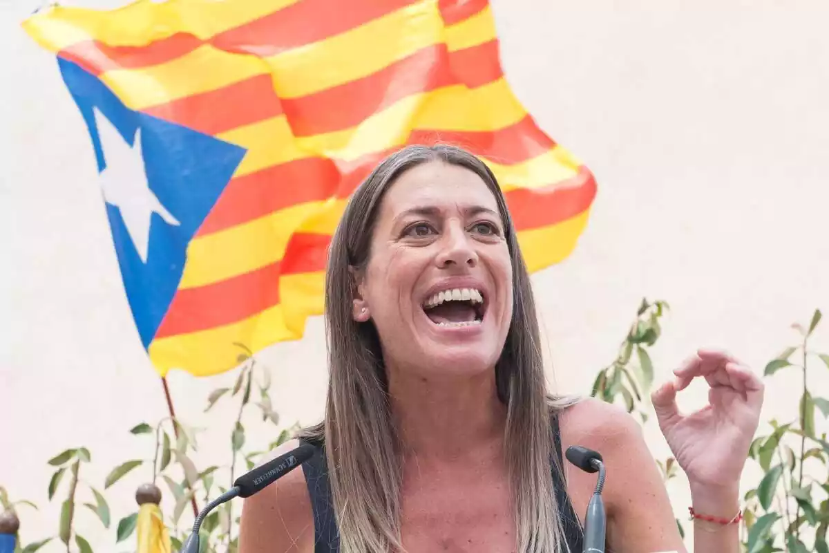 La candidata de Junts al Congreso por Barcelona, Míriam Nogueras, interviene en el mitin central del partido JxCAT, a 16 de julio de 2023, en en Amer, Girona