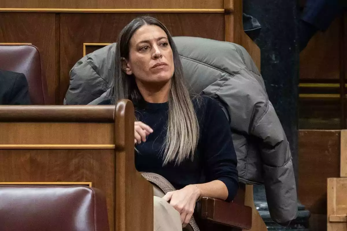 Míriam Nogueras, con cara de enfadada, sentada en su escaño en el Congreso de los Diputados
