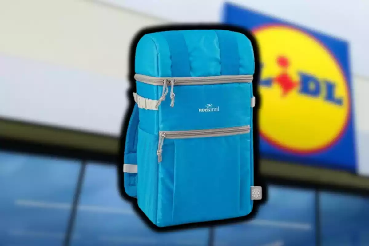 Mochila nevera azul sobre fondo desenfocado de Lidl Mochila nevera azul sobre fondo desenfocado de Lidl