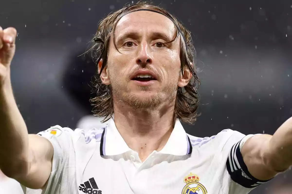 Luka Modric celebrando un gol con los brazos abiertos