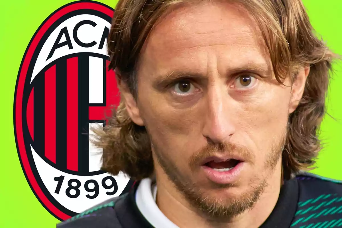 Un hombre de cabello largo y expresión seria aparece en primer plano con el escudo del AC Milan de fondo sobre un color verde brillante.