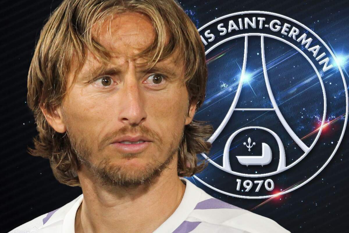 Luka Modric mirando a un lado con el escudo del PSG al fondo