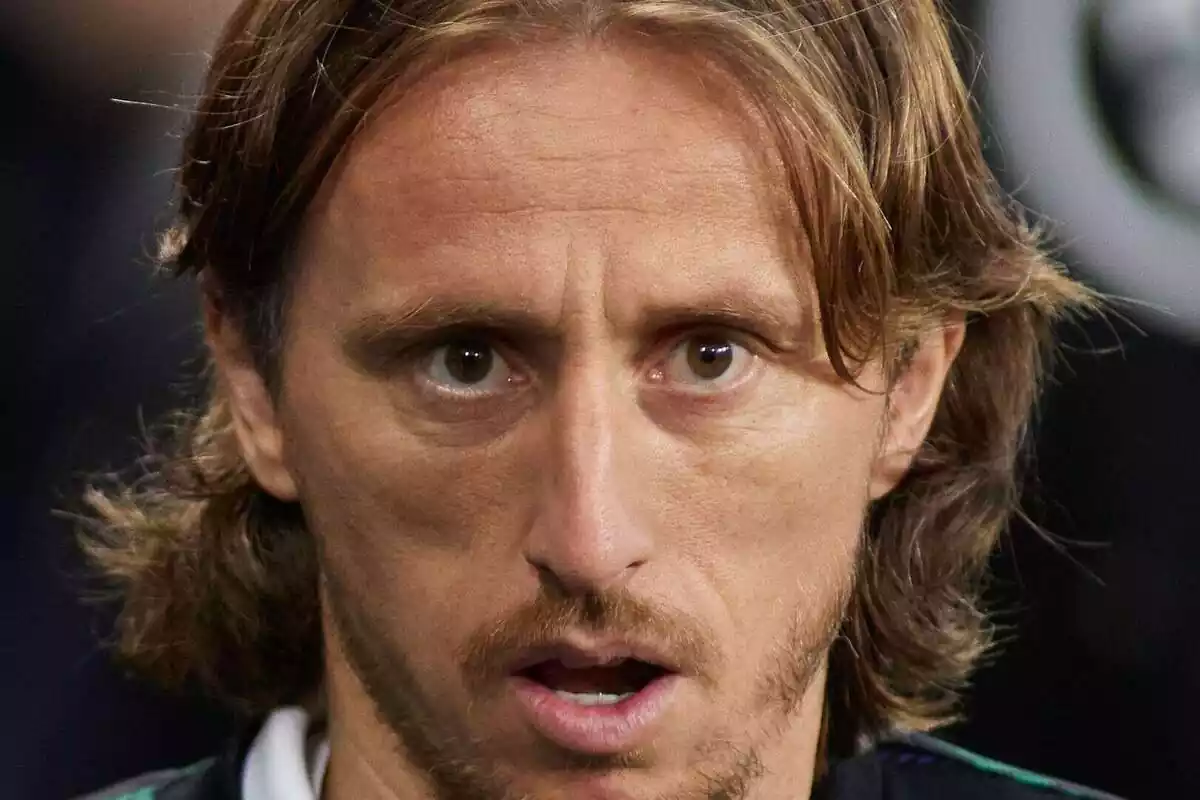 Primer plano de Luka Modric serio y mirando a cámara