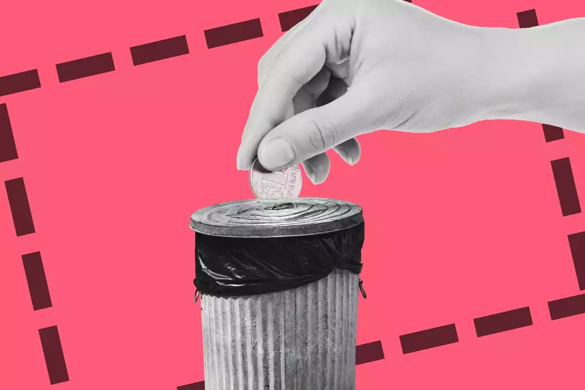 Una mano tirando una moneda a la basura como si fuera una hucha