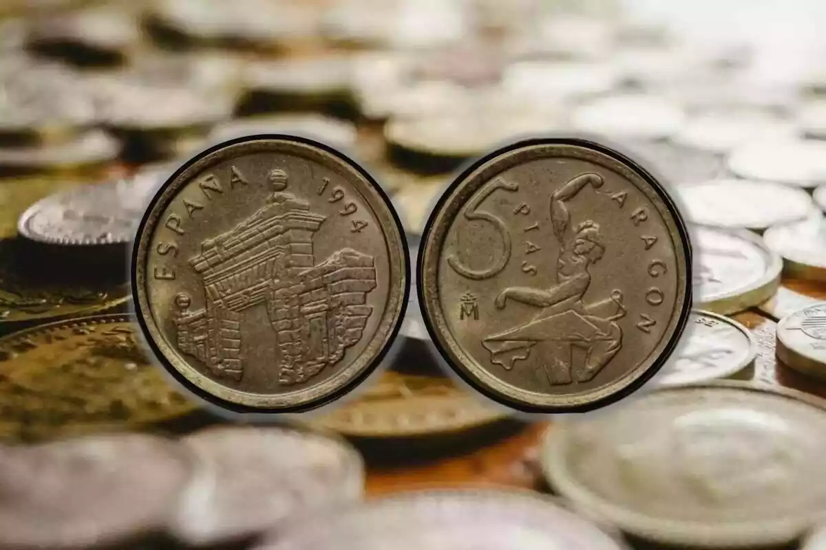 Moneda de 5 pesetas por los dos lados, con un fondo de varias pesetas