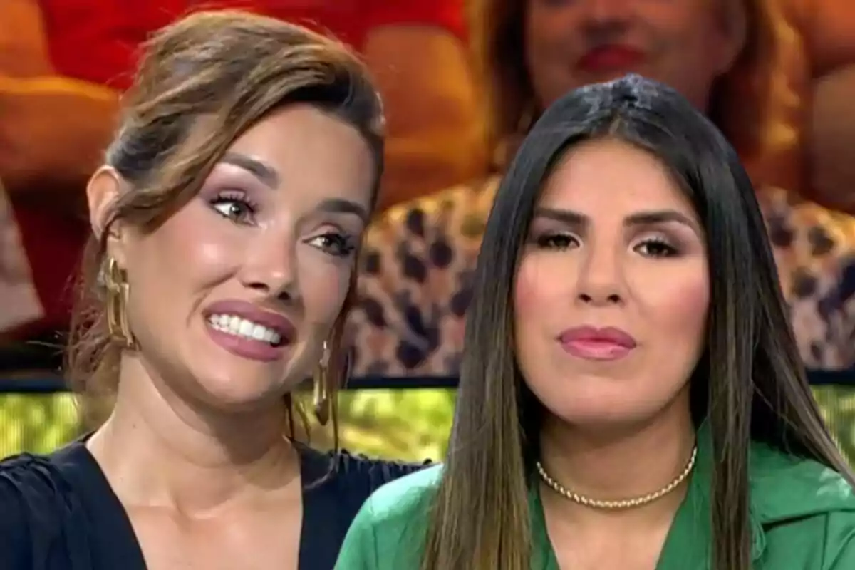 Adara Molinero e Isa Pantoja en un programa de televisión con expresiones faciales diferentes.