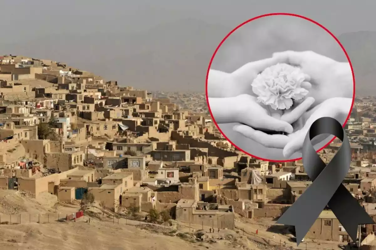 Montaje de un pueblo de Afganistán, unas manos juntas con una flor en blanco y negro y un lazo negro