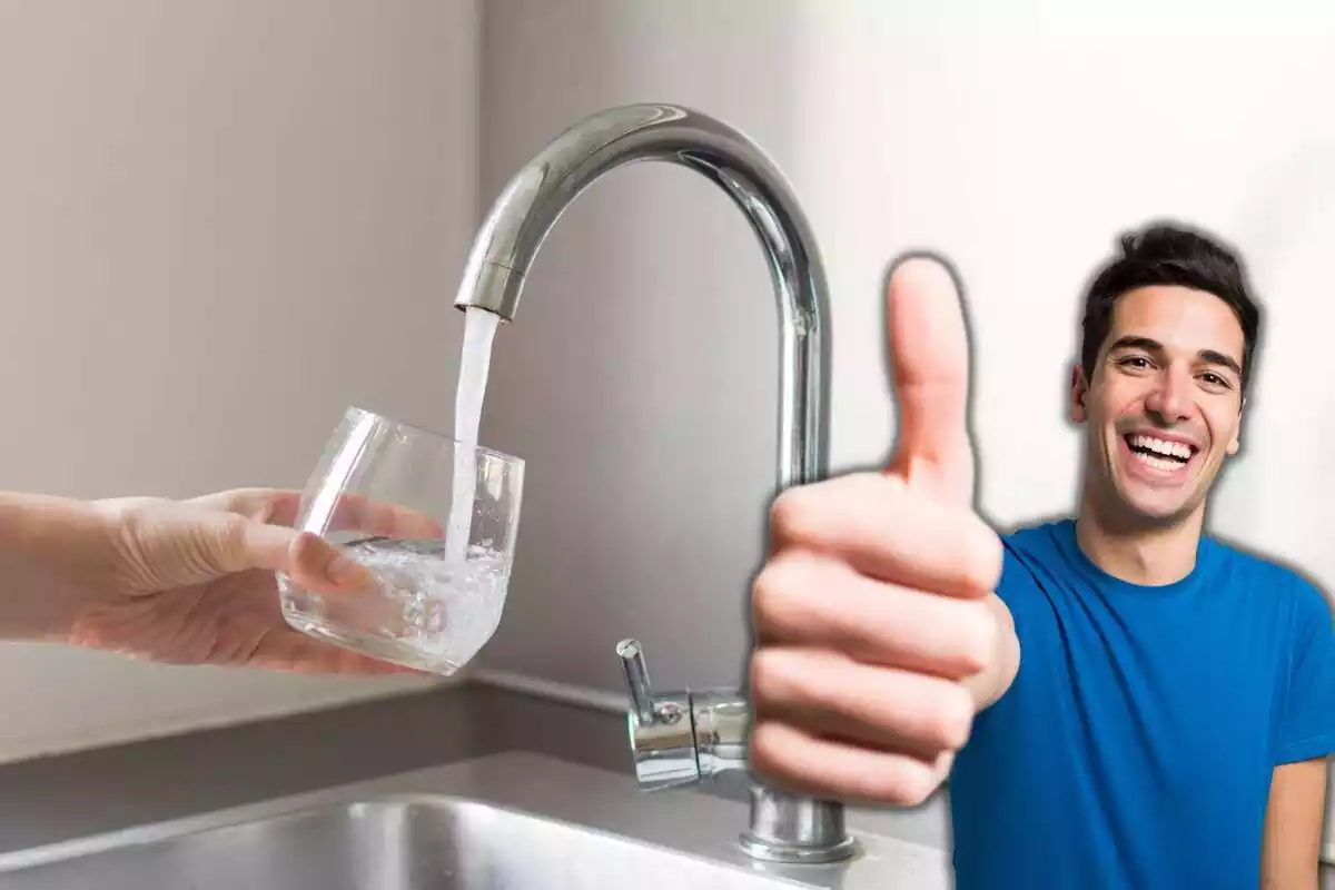 Una persona rellena un vaso con agua del grifo, mientras un joven, pulgar en alto, aparece con gesto de felicidad