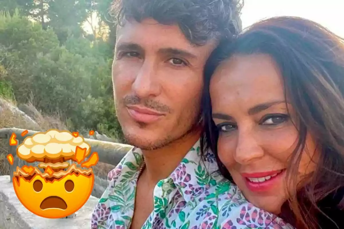 Agustín Etienne y Olga Moreno sonrientes posan para una selfie al aire libre con un emoji de cabeza explotando en la esquina inferior izquierda.