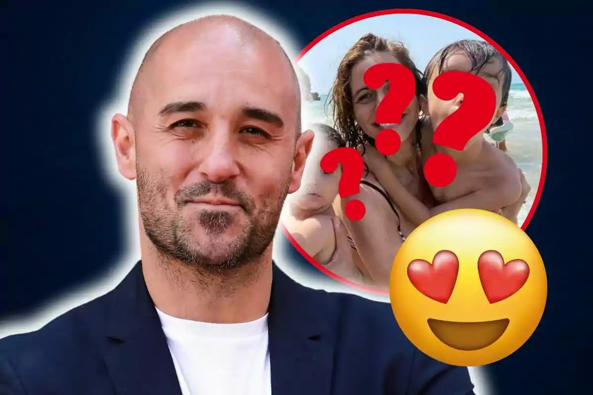 Un hombre calvo con barba sonríe frente a una imagen circular que muestra a una mujer y dos niños en la playa con signos de interrogación rojos sobre sus rostros y un emoji de cara con corazones.