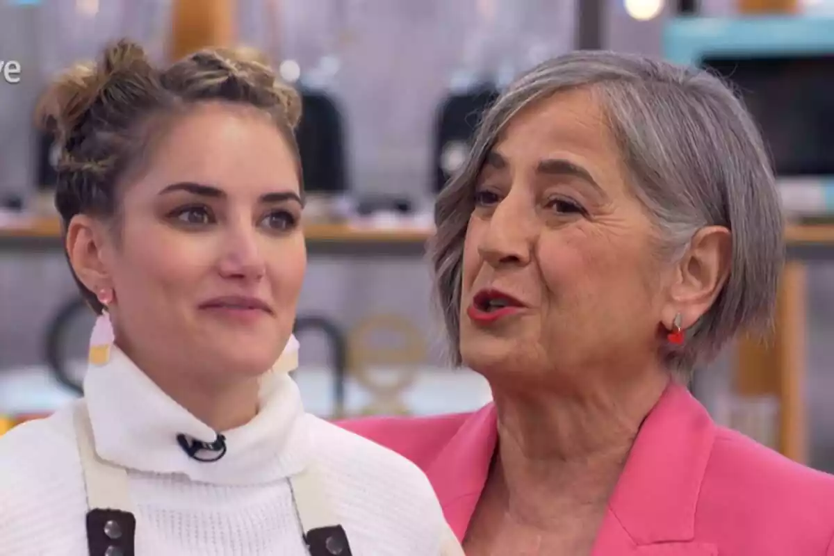 Montaje de 'Bake Off' con Alba Carrillo con cuello alto blanco y Eva Arguiñano hablando