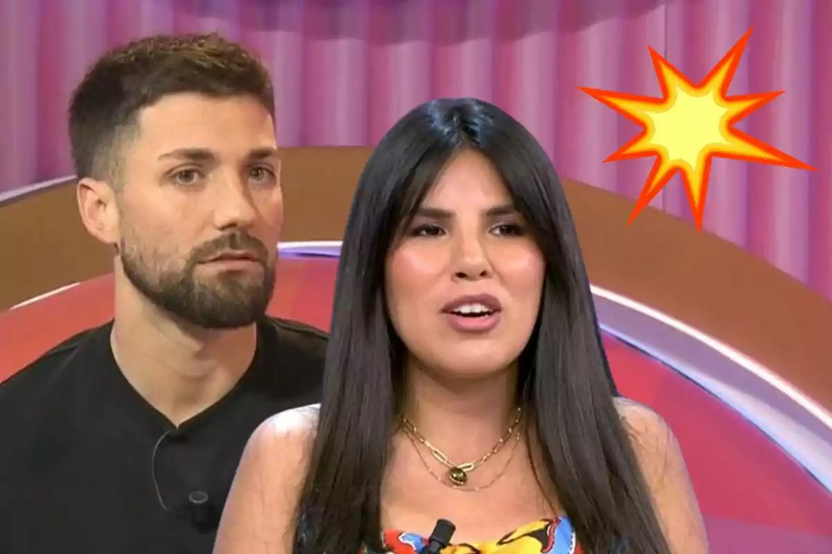 Alejandro Albalá e Isa Pantoja en un programa de televisión con una explosión gráfica en la esquina superior derecha.