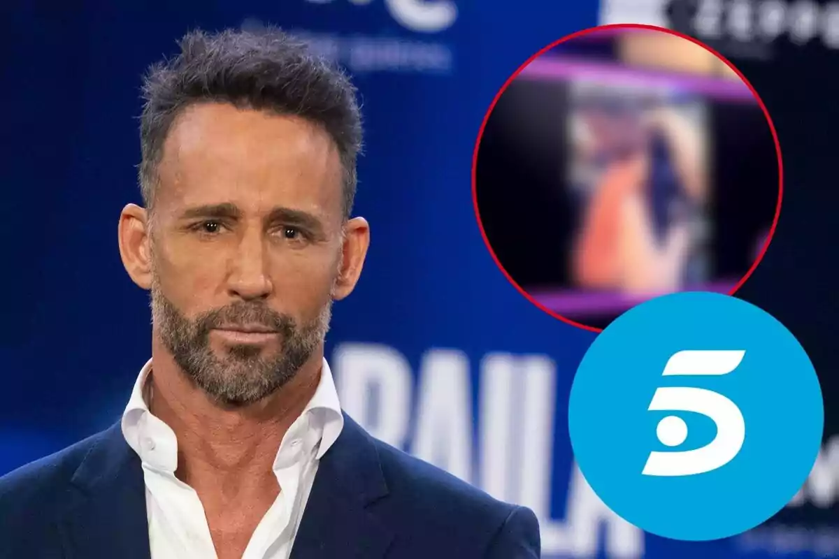 Álvaro Muñoz Escassi con barba y cabello corto en traje, con un fondo azul y un logotipo de Telecinco en la esquina inferior derecha.