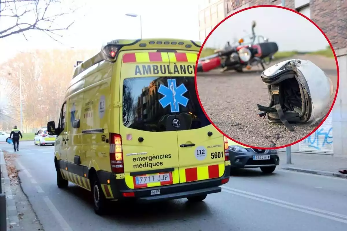 Montaje de una ambulancia por la parte de atrás, una moto en el suelo y un casco