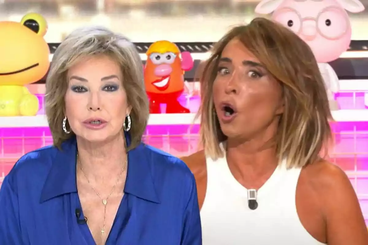 Ana Rosa Quintana y María Patiño en un set de televisión con juguetes coloridos de fondo.