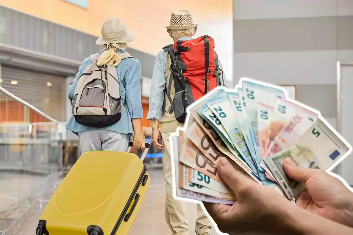 Dos personas con mochilas y una maleta amarilla caminando en un aeropuerto, con una mano sosteniendo billetes de diferentes denominaciones en primer plano.