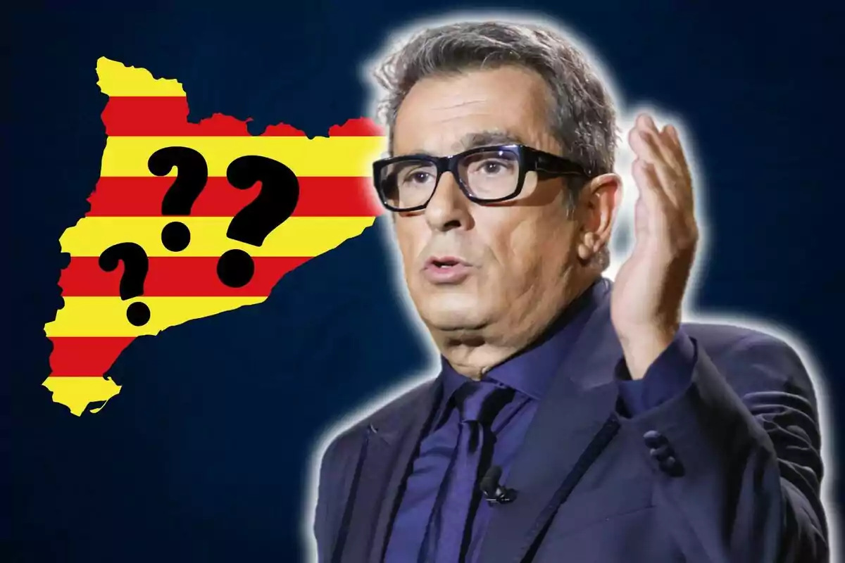 Hombre con gafas y traje oscuro gesticulando junto a un mapa con franjas amarillas y rojas y signos de interrogación.