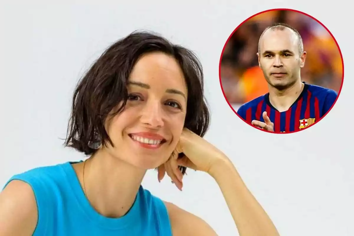 Anna Ortiz sonriente con el cabello corto y una camiseta azul, con la imagen de Andrés Iniesta en un círculo rojo en la esquina superior derecha.