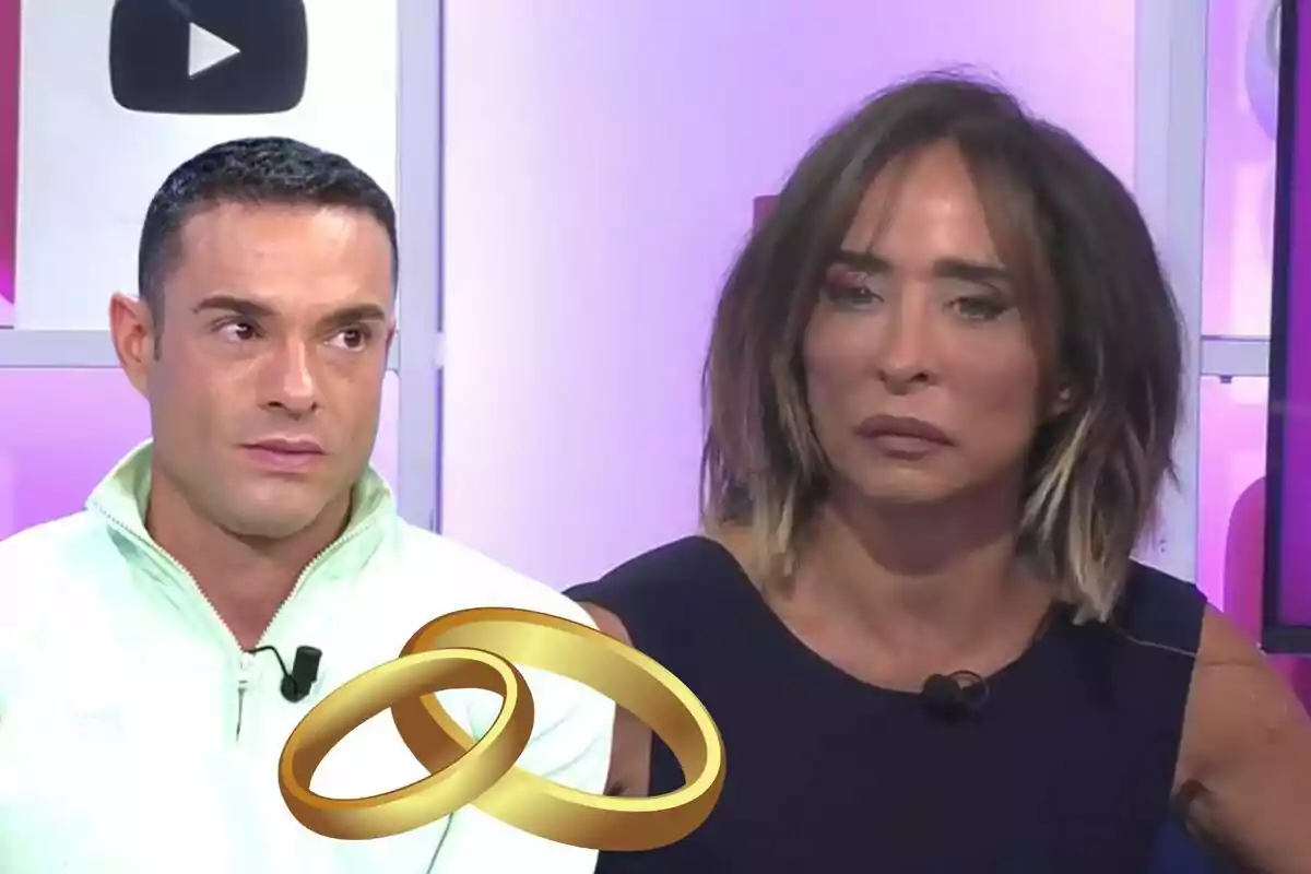 Antonio Rossi y María Patiño en el estudio de 'Ni que fuéramos' con un símbolo de anillos de matrimonio en primer plano.