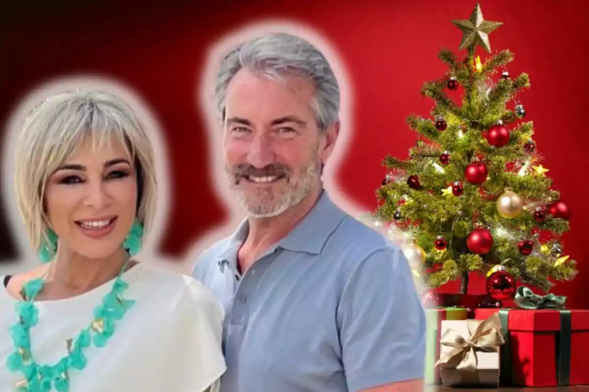 Ana María Aldón y Eladio sonrientes posan frente a un árbol de Navidad decorado con luces y adornos rojos y dorados.