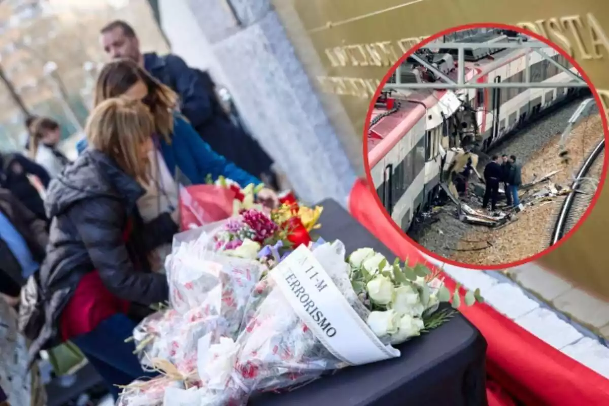 Dos mujeres depositan flores ante una placa homenaje de las víctimas del 11-M y en el círculo, uno de los trenes que explotó