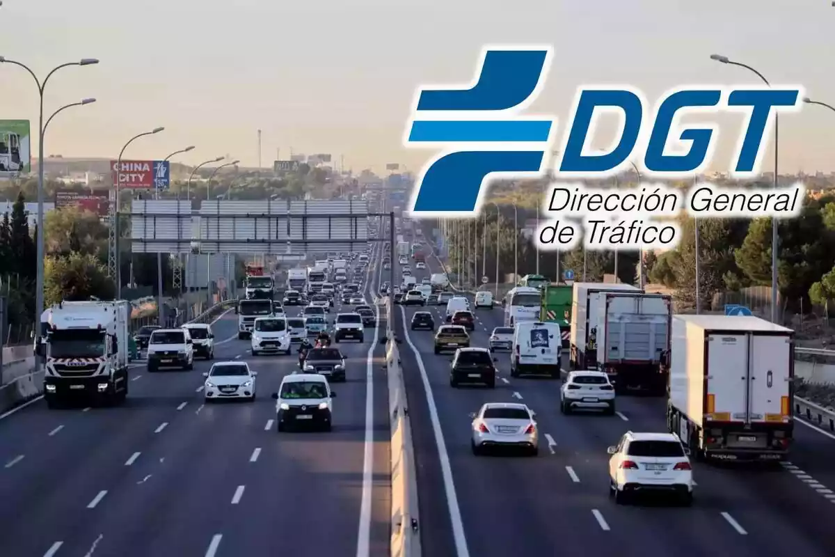 Vehículos circulan por una autopista de tres carriles, con el logo de la DGT