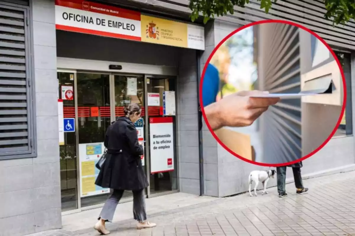 Una mujer pasa por delante de una oficina del SEPE y en el círculo se ve un sobre