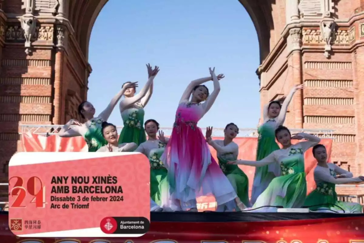 Montaje con unas bailarinas con vestidos verdes y rosas y el cartel del Año Nuevo Chino en Barcelona