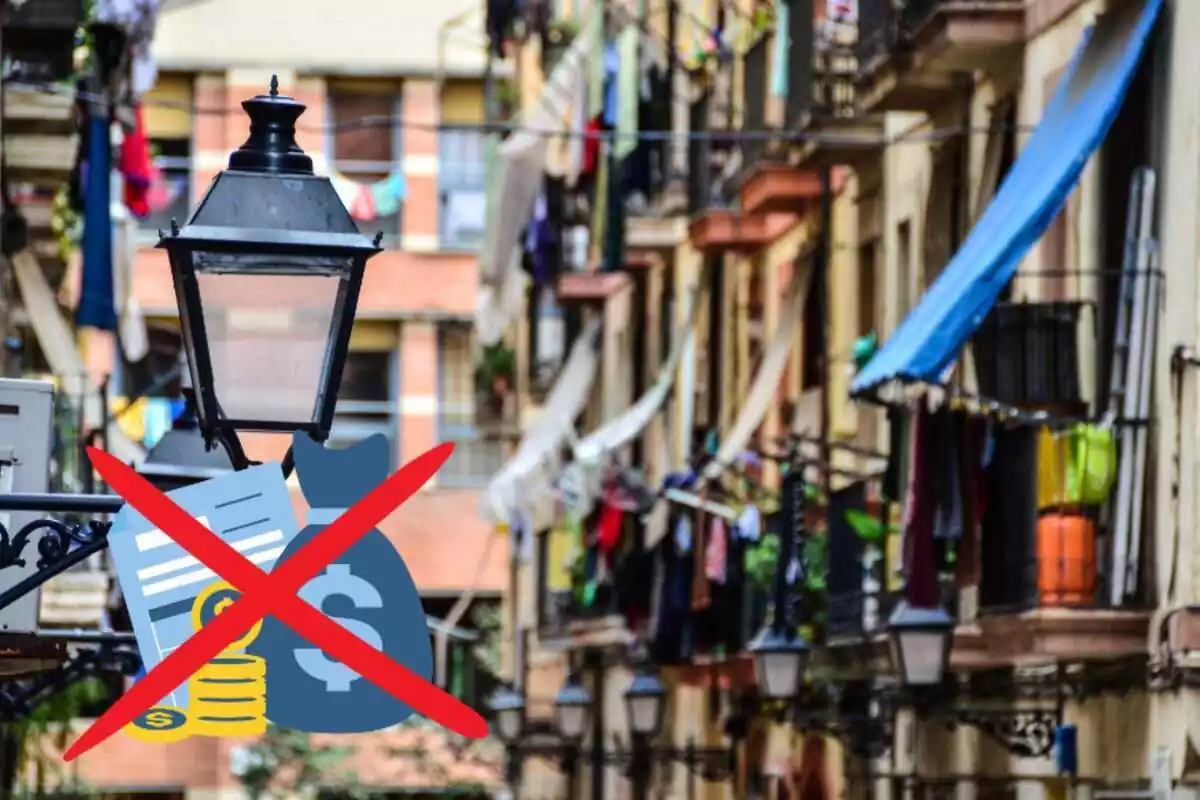 Montaje de balcones en una calle de Barcelona, dinero con un papel detrás y una cruz roja encima