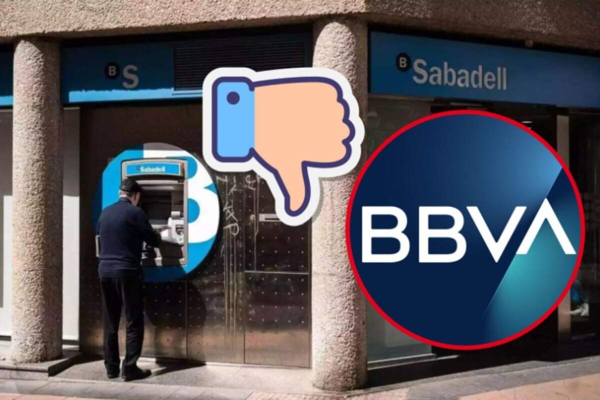 Un hombre retira dinero en un cajero del Sabadell, en el círculo, el logo de BBVA, y en el centro una mano con el pulgar hacia abajo