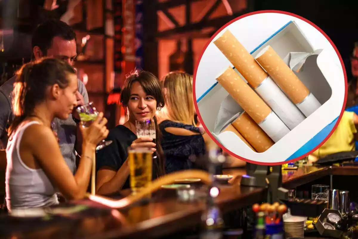 Un grupo de personas beben en un bar, y en el círculo, una caja de tabaco