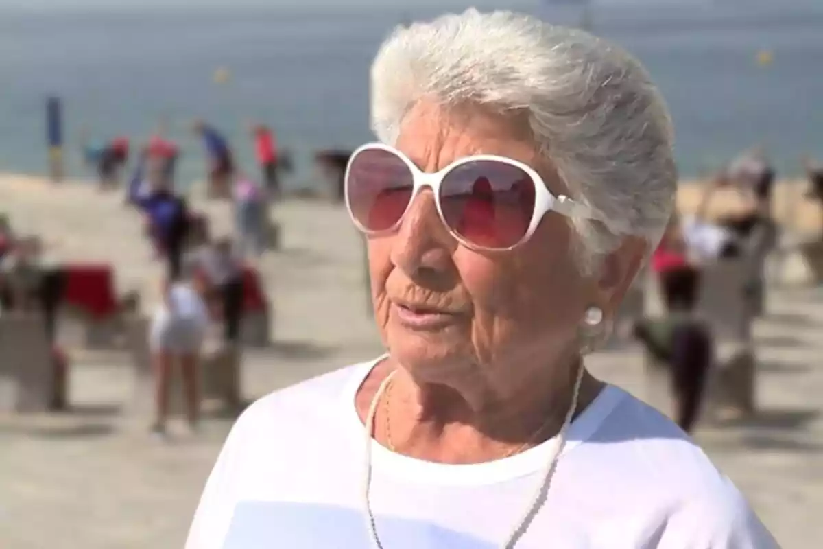 Montaje de Bárbara Martinez y su clase de gimnasia en la playa de Barcelona