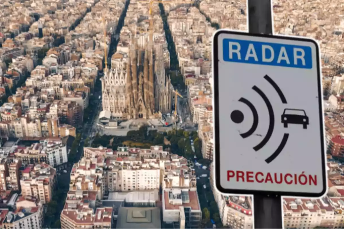 Vista aérea de la ciudad de Barcelona con un cartel de radar de tráfico en primer plano y la Sagrada Familia de fondo