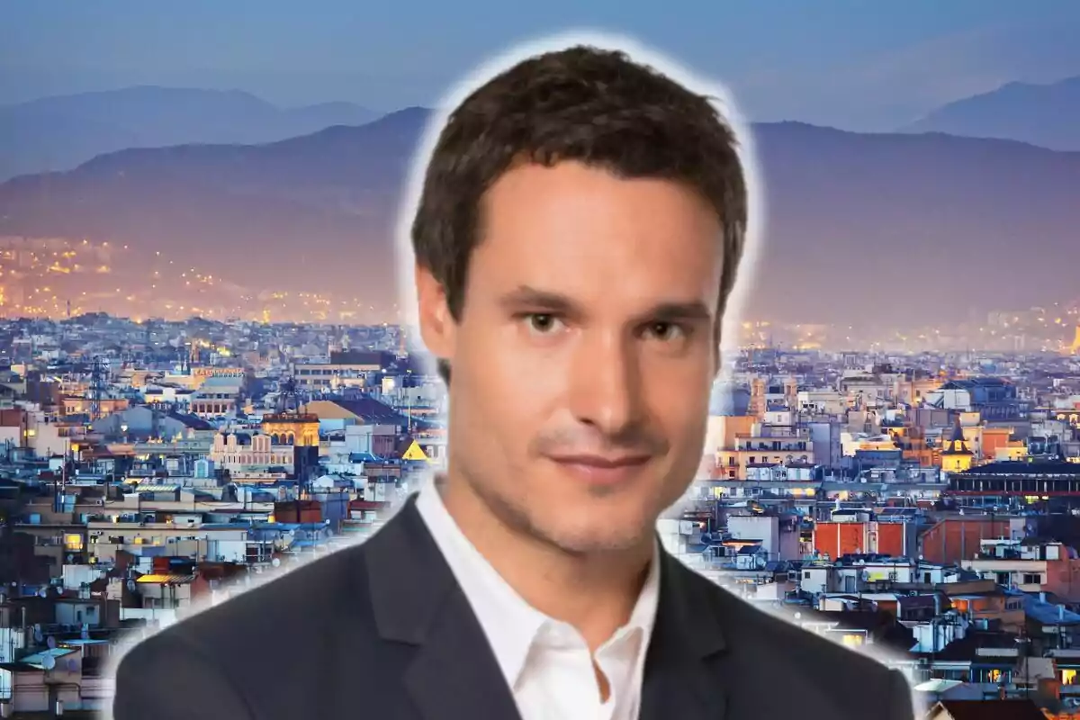 Carles Costa con traje oscuro y camisa blanca aparece en primer plano, con una ciudad iluminada y montañas al fondo.