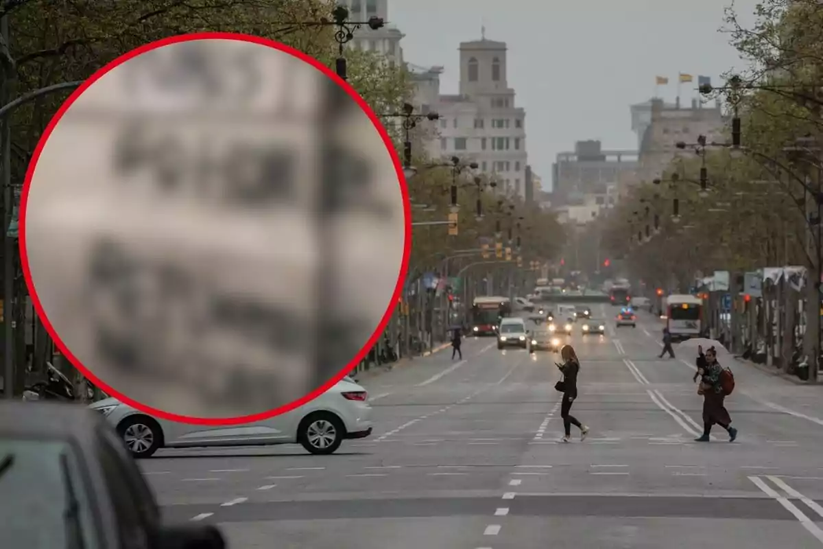 Una calle concurrida con personas cruzando y un círculo rojo desenfocado en primer plano.