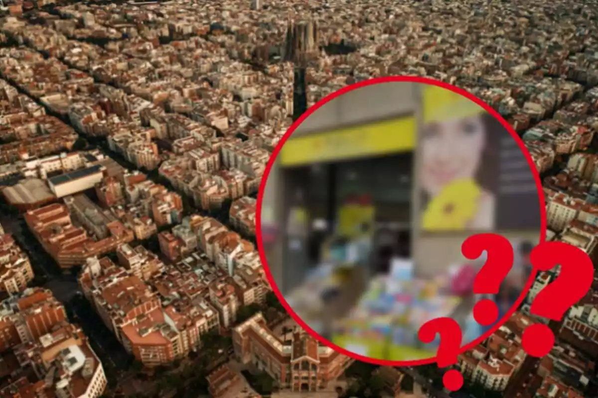 Montaje con la ciudad de Barcelona vista desde el cielo, un círculo con una tienda desenfocada y tres signos de interrogante