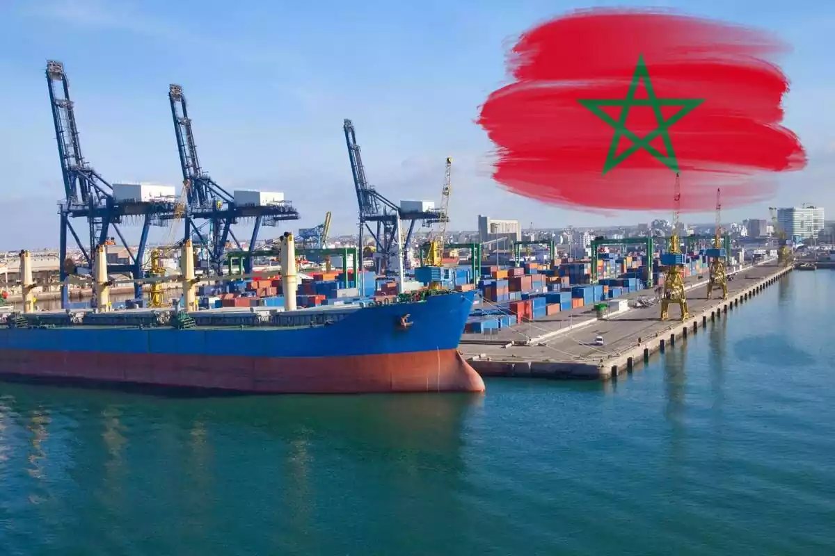 Un barco en el puerto de Casablanca y la bandera de Marruecos