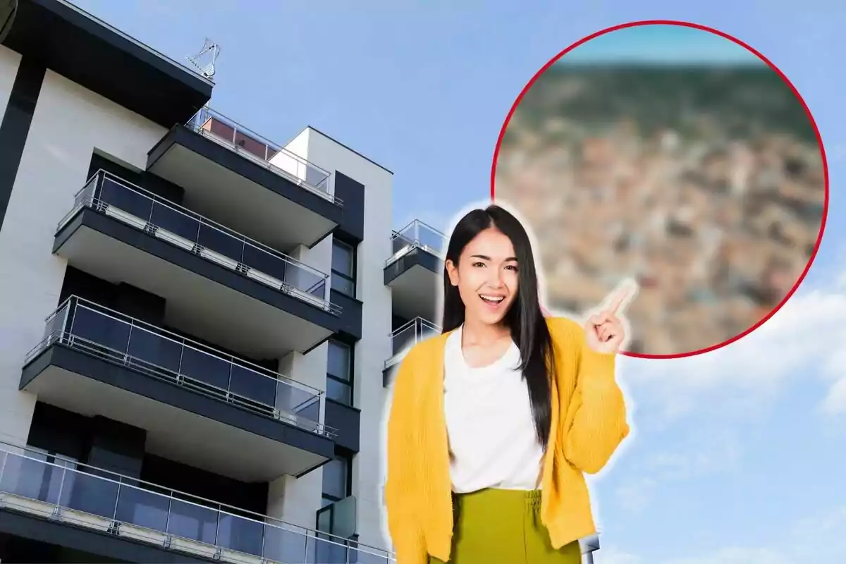 Mujer sonriente señalando un edificio moderno con balcones y un cielo despejado.