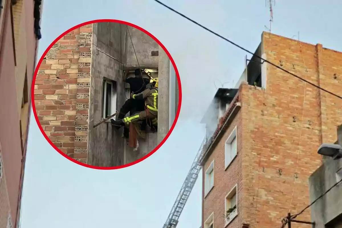 Bomberos realizando un rescate en un edificio de ladrillo con humo saliendo de una ventana.