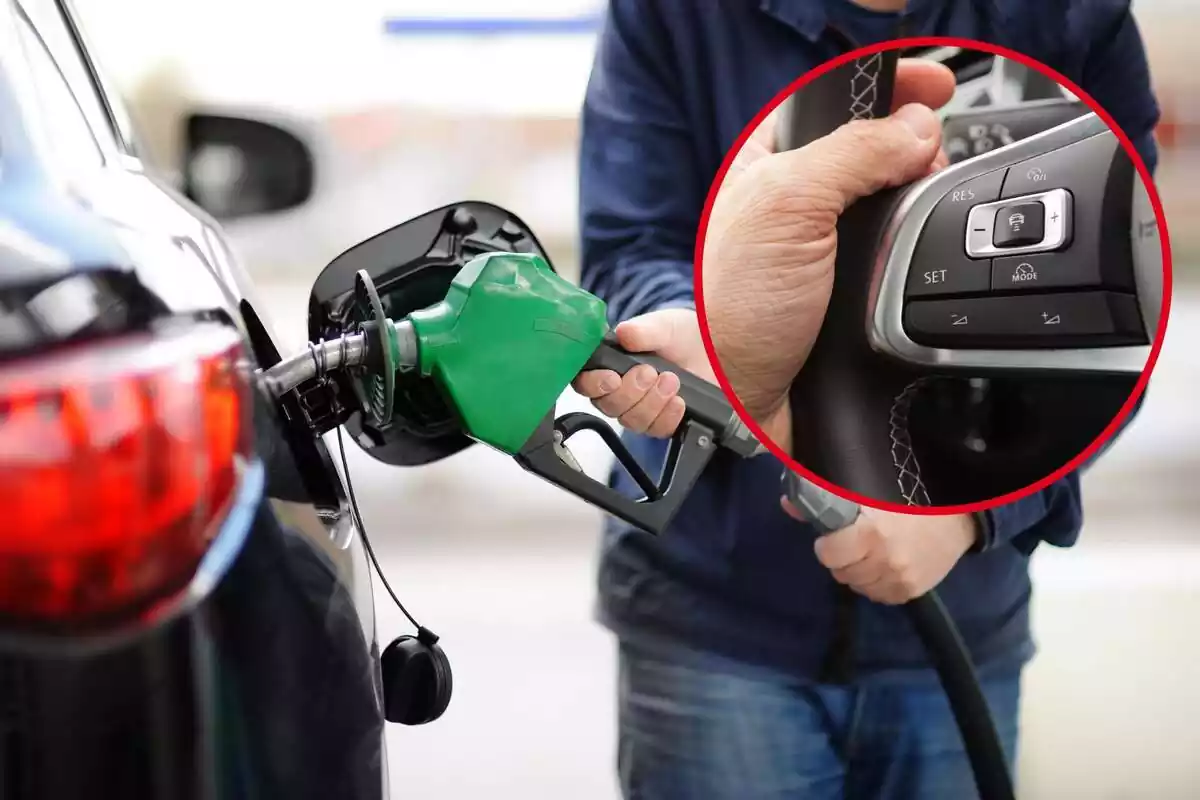 Un hombre reposta combustible en su coche, y en el círculo, un primer plano de los botones del vehículo