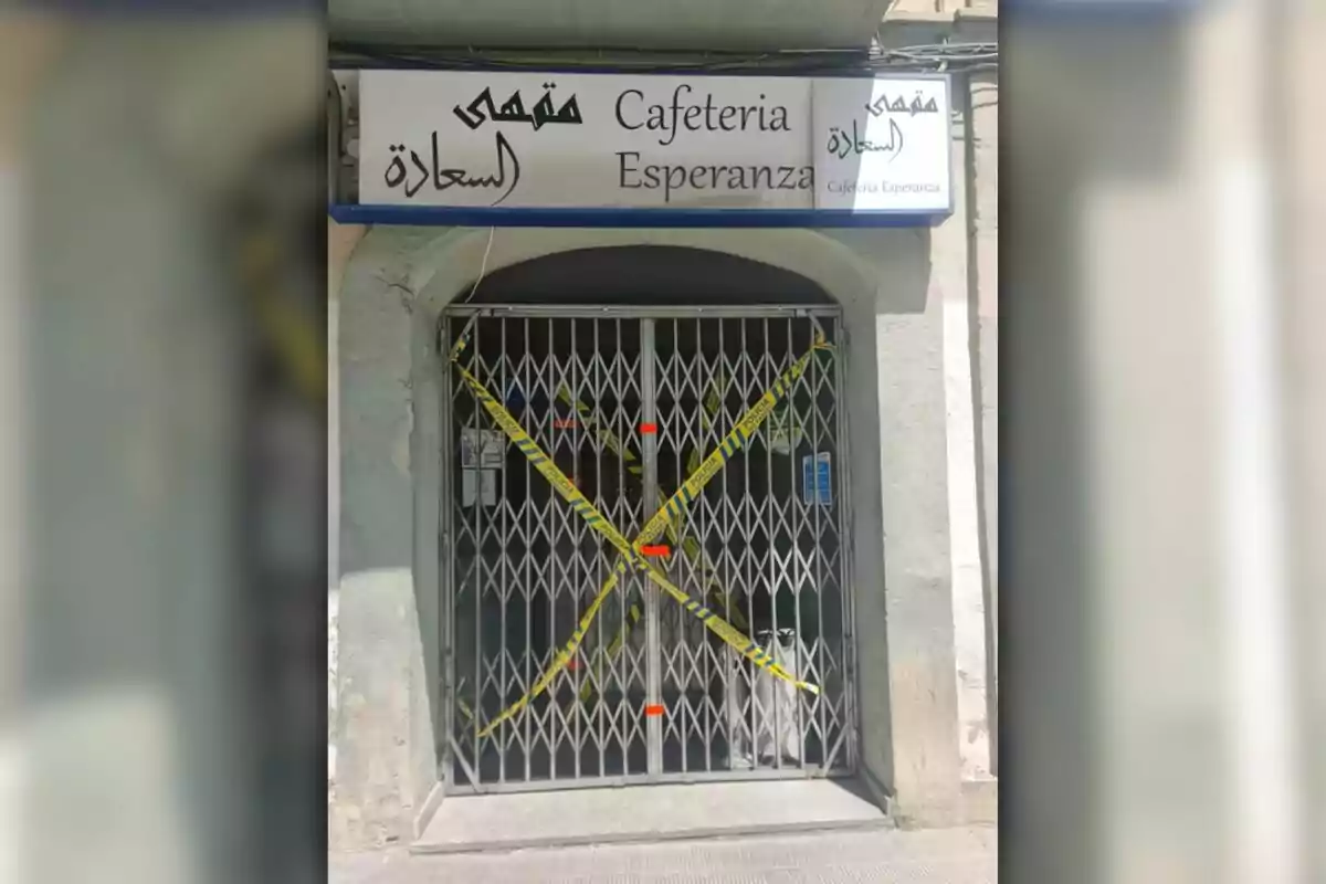 La imagen muestra la entrada de una cafetería llamada La imagen muestra la entrada de una cafetería llamada