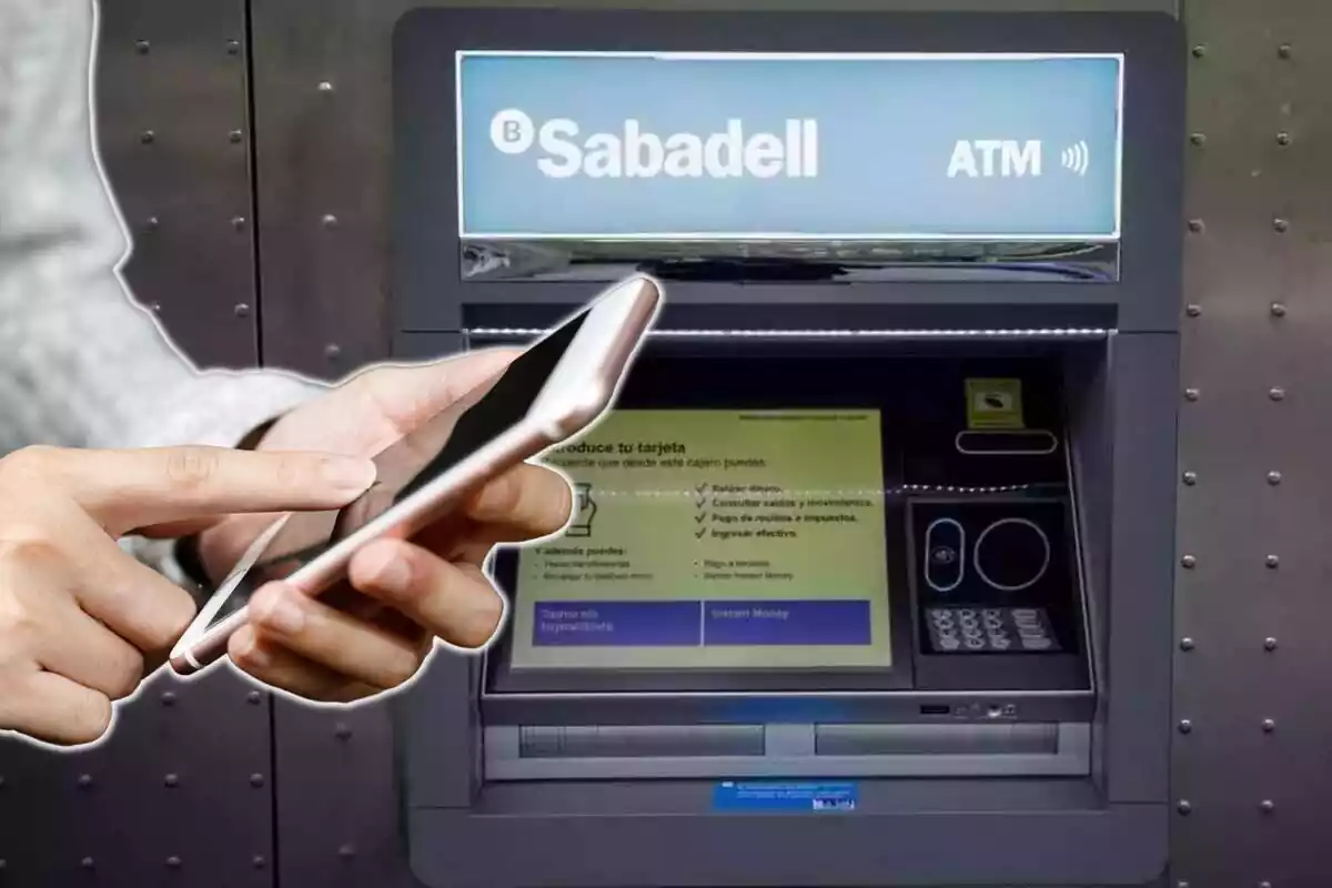 Montaje cajero automático del Banco Sabadell y unas manos utilizando un móvil