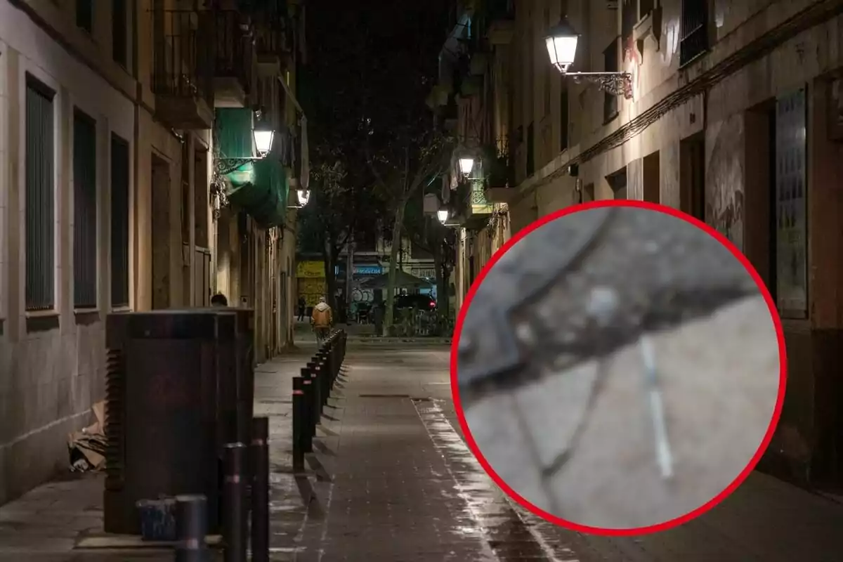 Una calle oscura y vacía con farolas encendidas y un primer plano de una jeringa en el suelo.