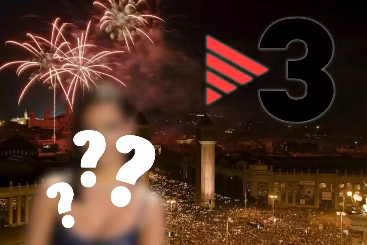 Una figura borrosa con signos de interrogación frente a un fondo de fuegos artificiales y una multitud en una plaza con un logotipo grande en la esquina superior derecha.