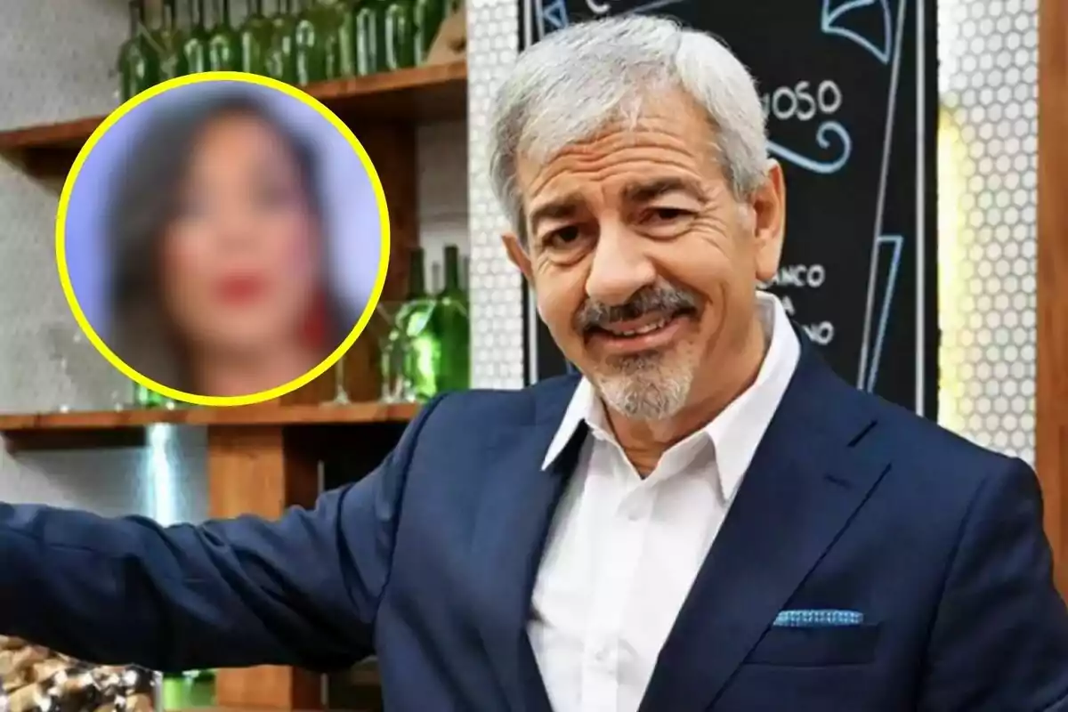 Montaje de Carlos Sobera cabello canoso y barba corta, vestido con un traje azul, sonríe mientras está de pie en First Dates; en la esquina superior izquierda de la imagen hay un círculo amarillo con una mujer borrosa en su interior.