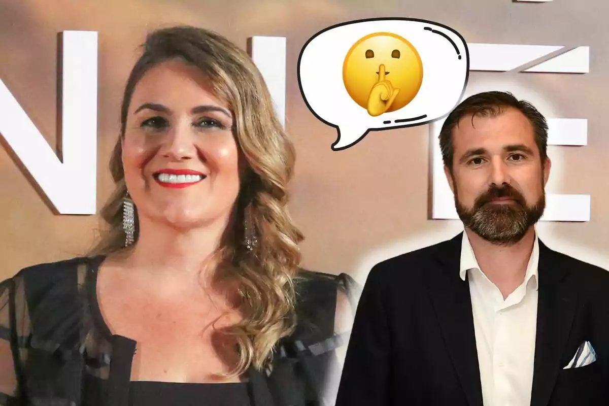 Carlota Corredera y Carlos Maza posan frente a un fondo con letras grandes y un emoji de silencio en un globo de diálogo.