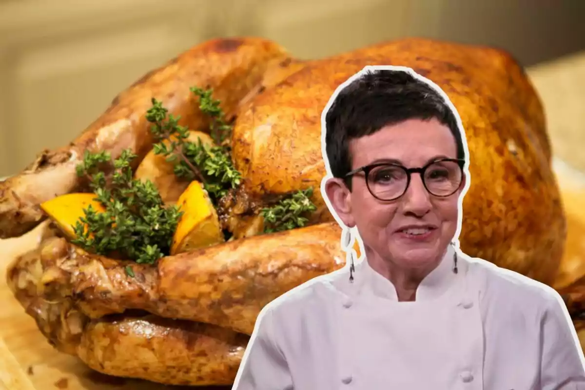 Una chef sonriente con gafas y uniforme blanco aparece frente a un pavo asado decorado con hierbas y rodajas de naranja.