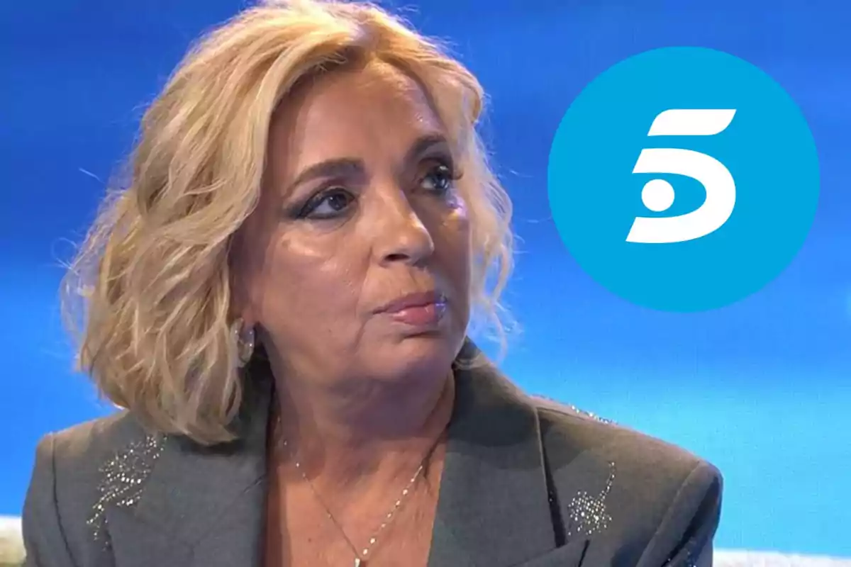 Carmen Borrego de cabello rubio y expresión seria en un programa de televisión con el logo de Telecinco en el fondo.